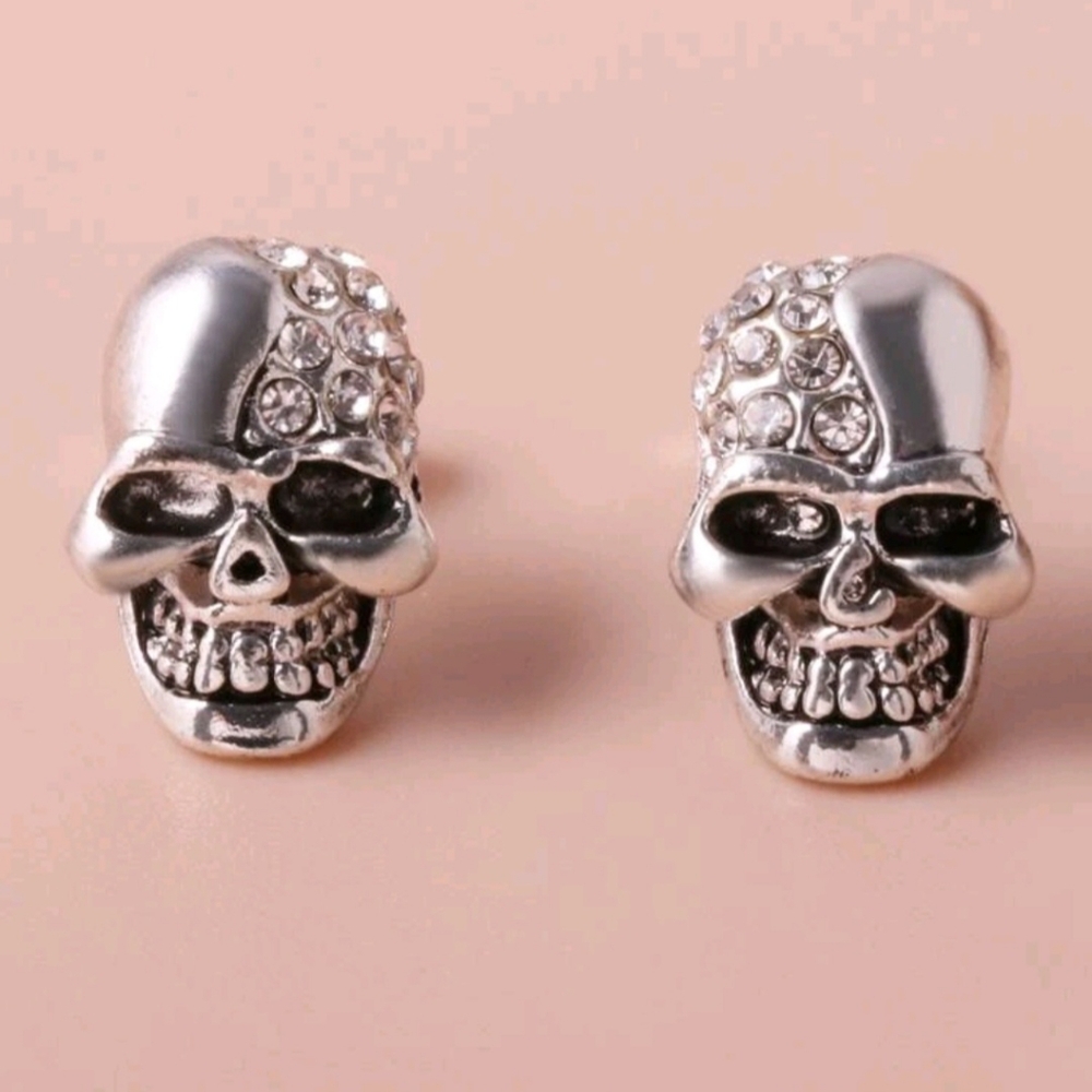 Antique Silver Look Skull 💀Stud Earrings New! - Picture 2 of 3